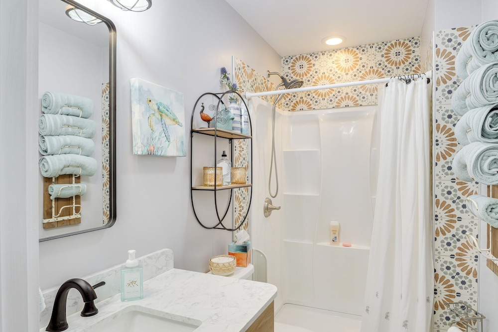 Cozy Couple's Retreat w/ Hot Tub in Smithville!