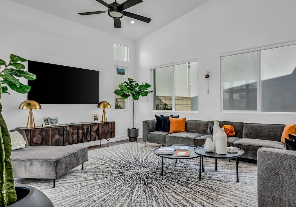 Modern Miralon - Sophisticated Retreat for Up To 5 w/ Resort Amenities