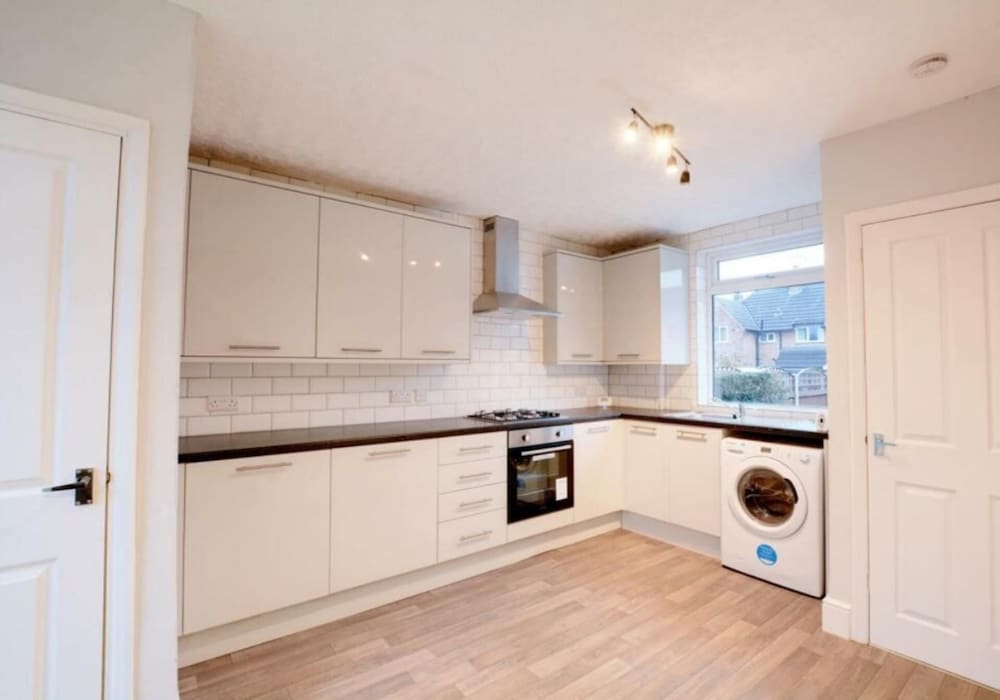 2 Bedroom Minimalist Home From Home With Parking