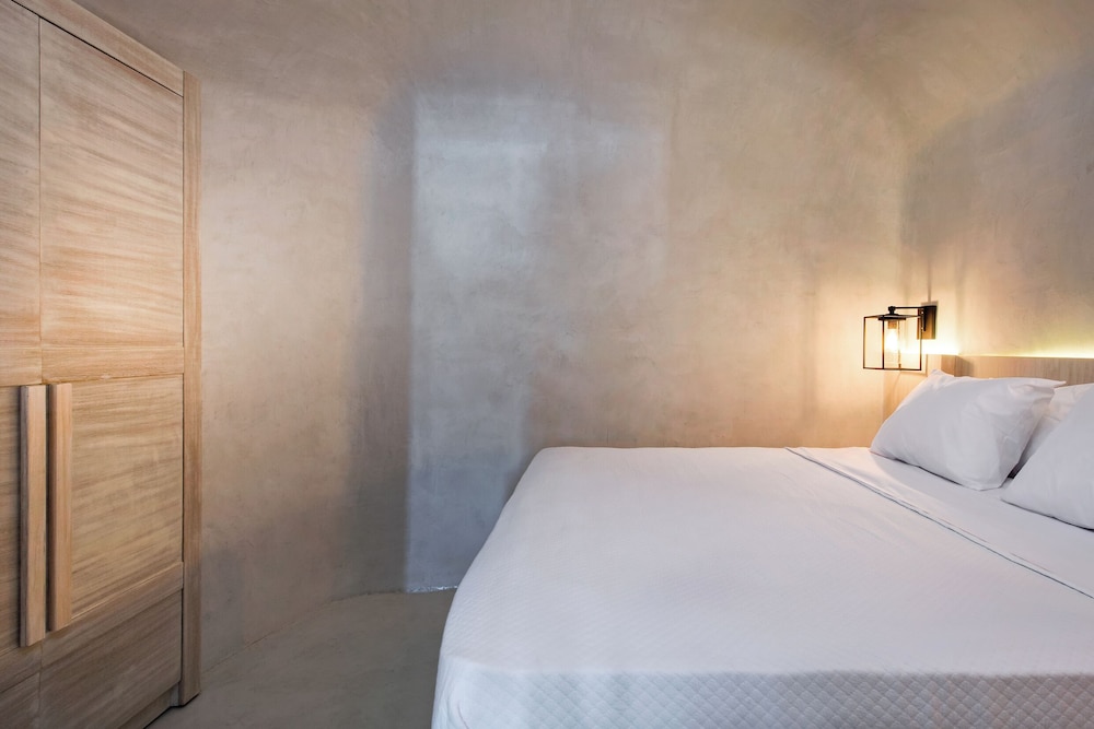 Rhenia Suites-Prive Jacuzzi&Caldera View photo 4