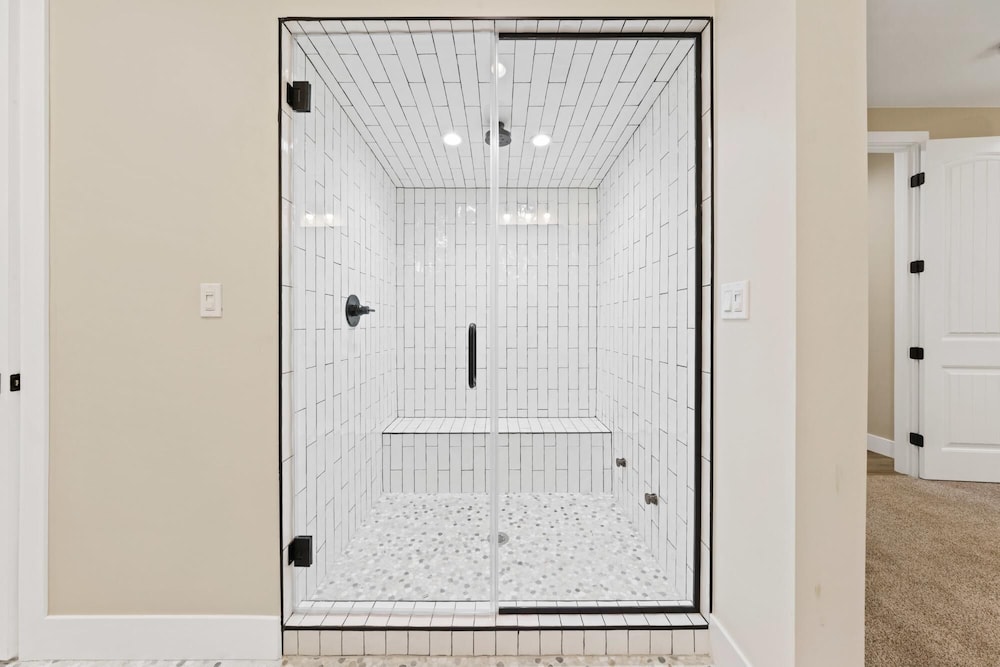 Luxury Retreat Home w Hot Tub - Property Image 20