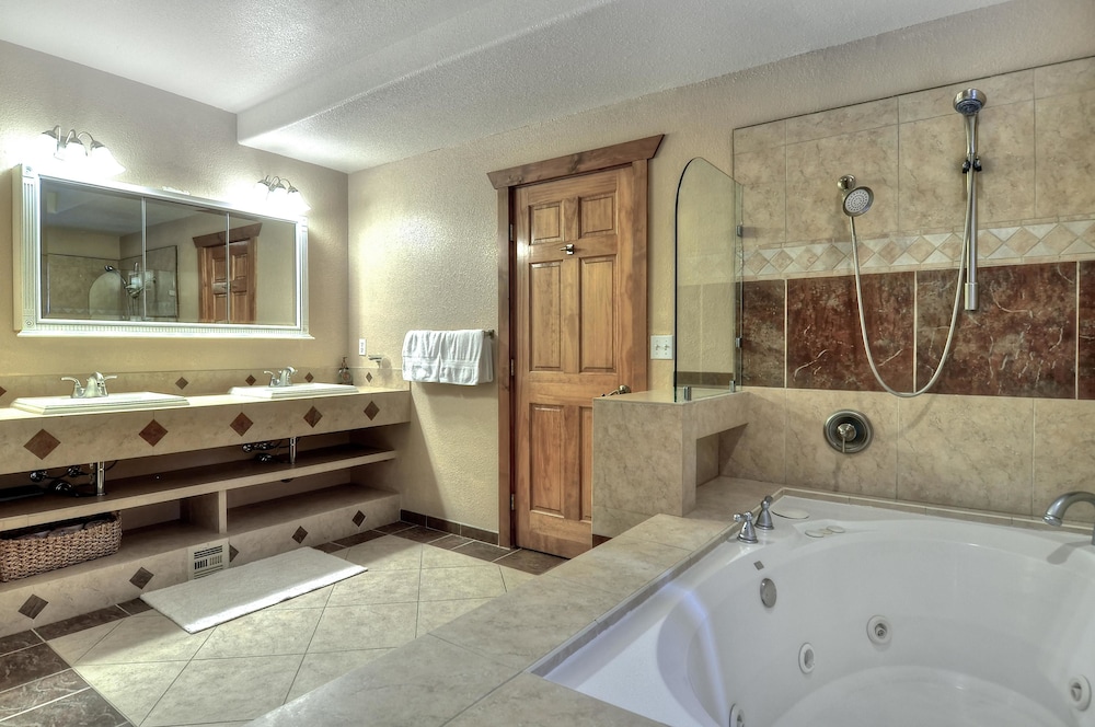 No 2 Luxurious Castle Glen Estate