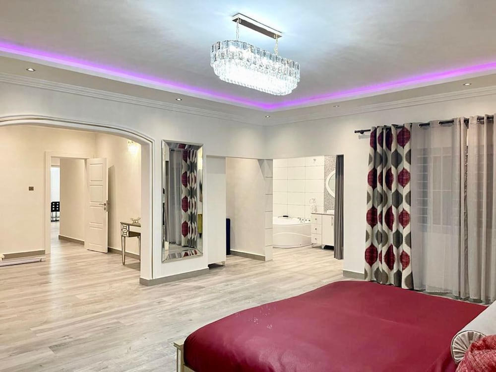2 Bed Apartment Sleeps 4 - Jacuzzi, Parking, Wifi view 4