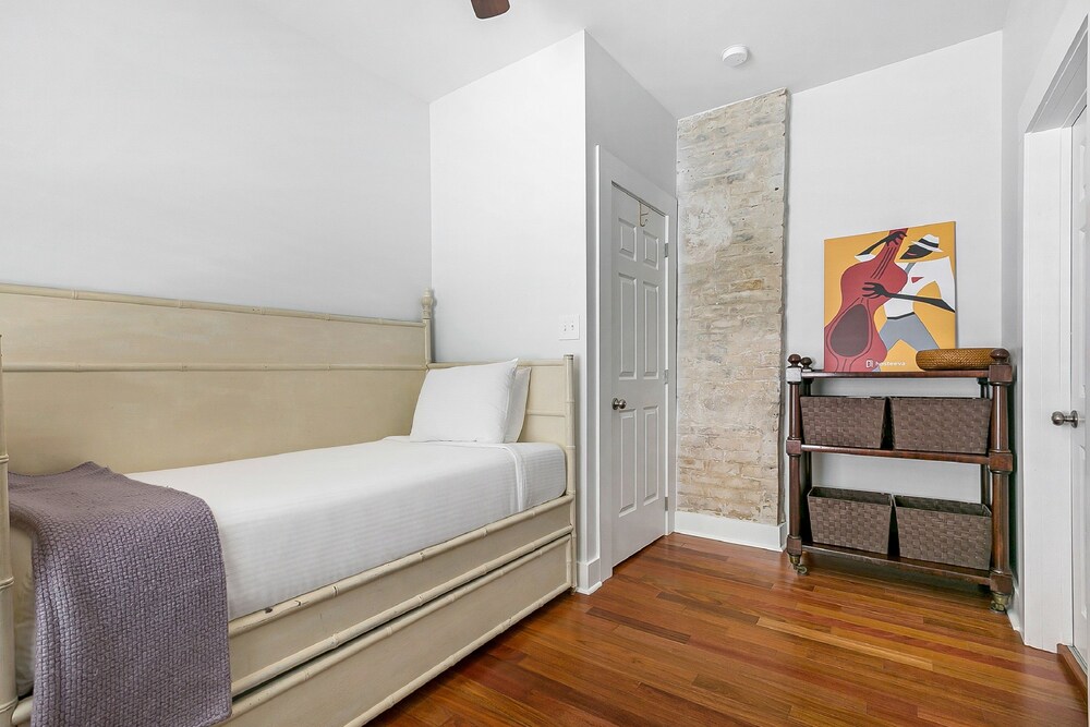 Spacious 5 Bedroom Near Magazine St & Uptown, photo 8