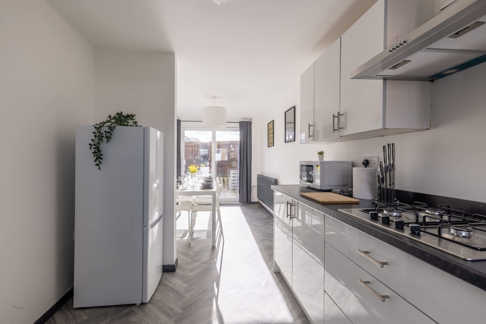 Modern 3 Bed House-free Parking