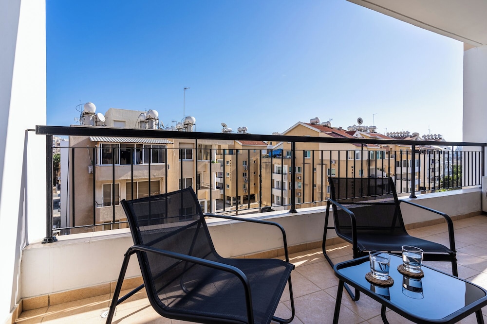 Averna - Breezy 2-BR Apt. in Larnaca