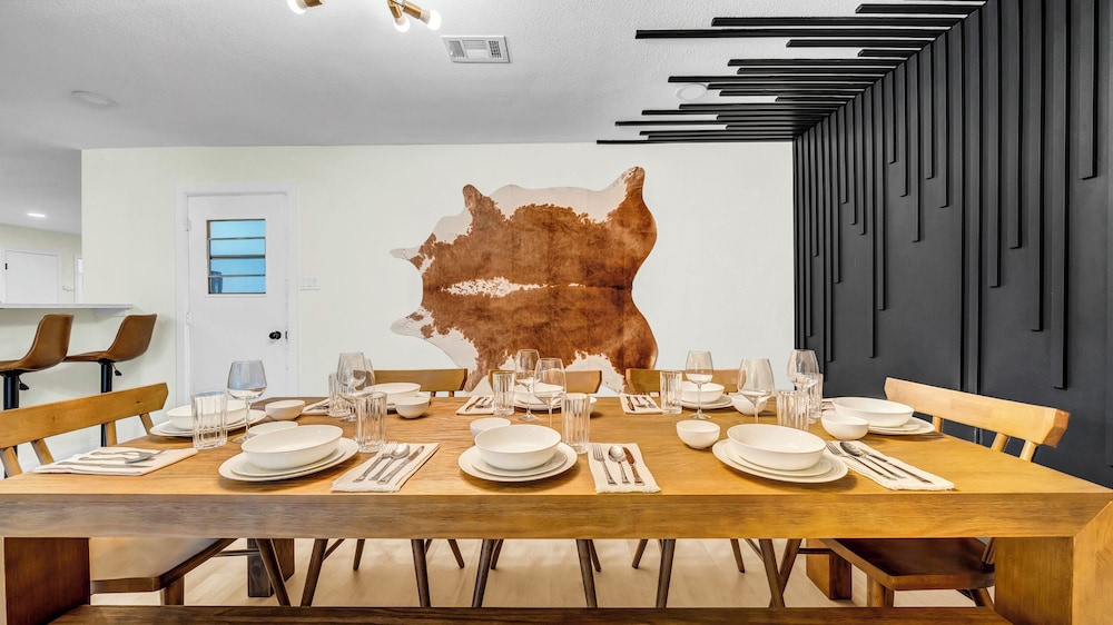 LuxStay Escapes
