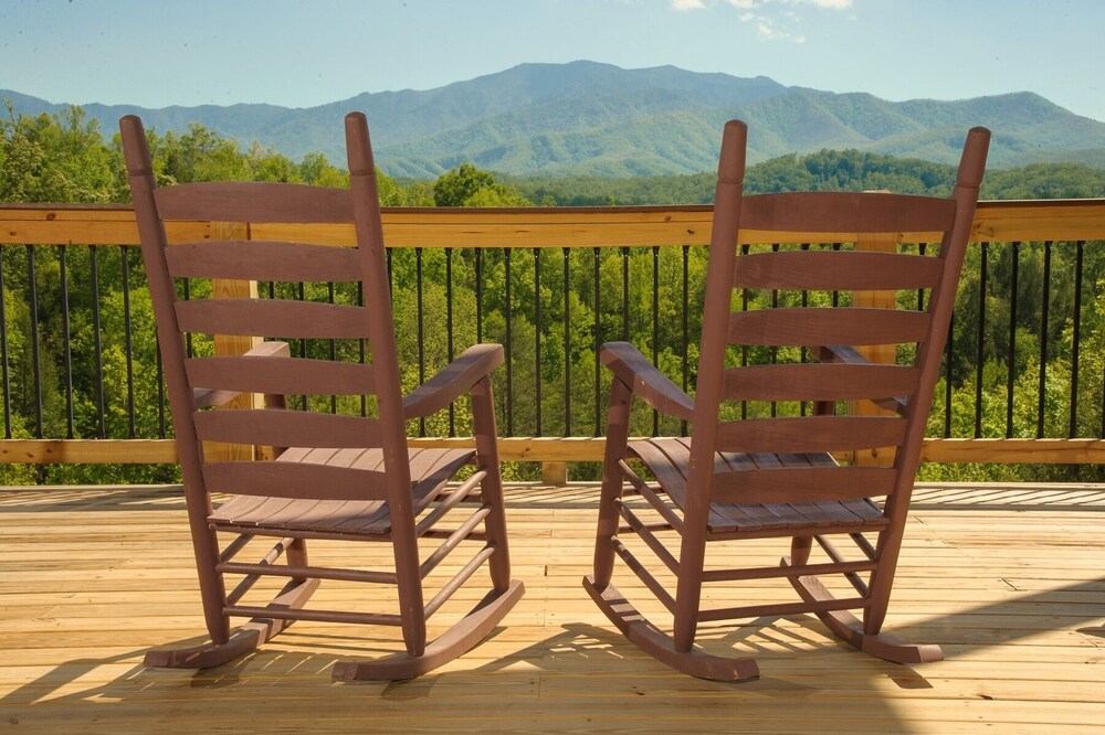 Greenbrier Estate 28 Bedroom Cabin by RedAwning