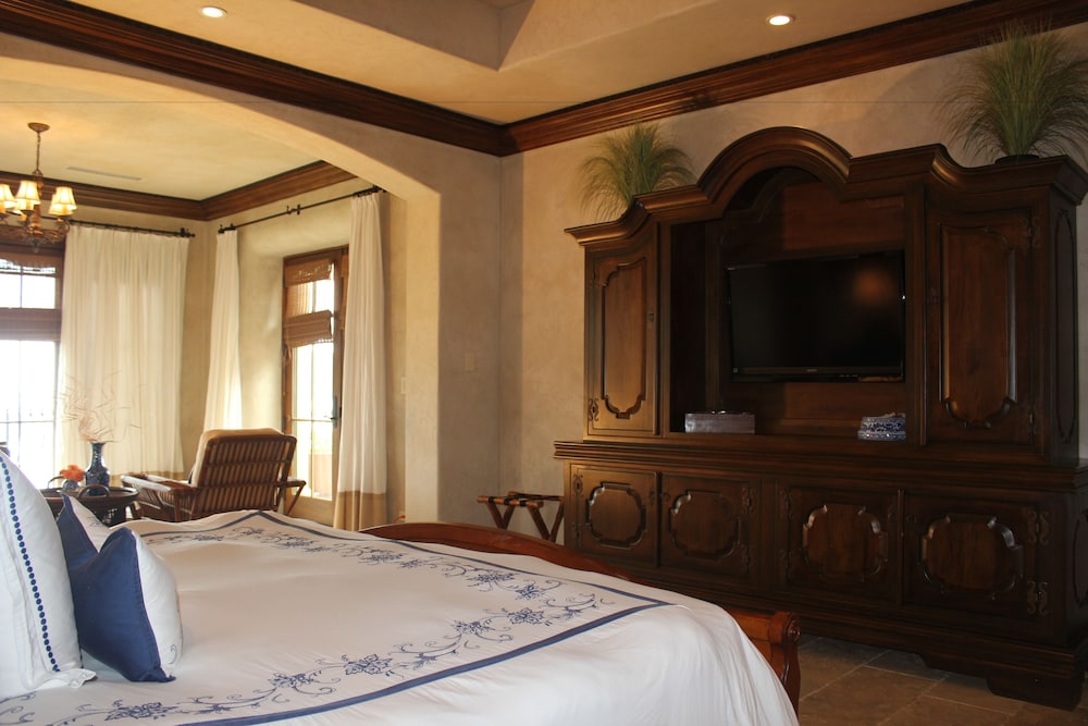 CR Luxury Los Sueños Condos