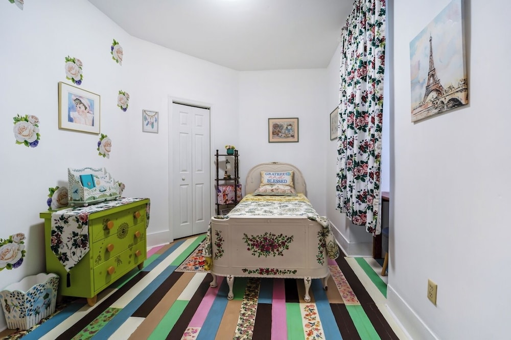 Central 4BR Historic Gem Near Colleges