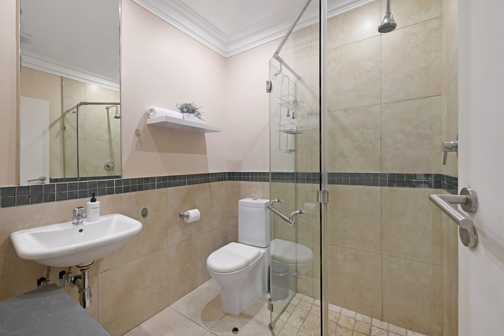 Sunny Sea Point Apartment With Private Balcony