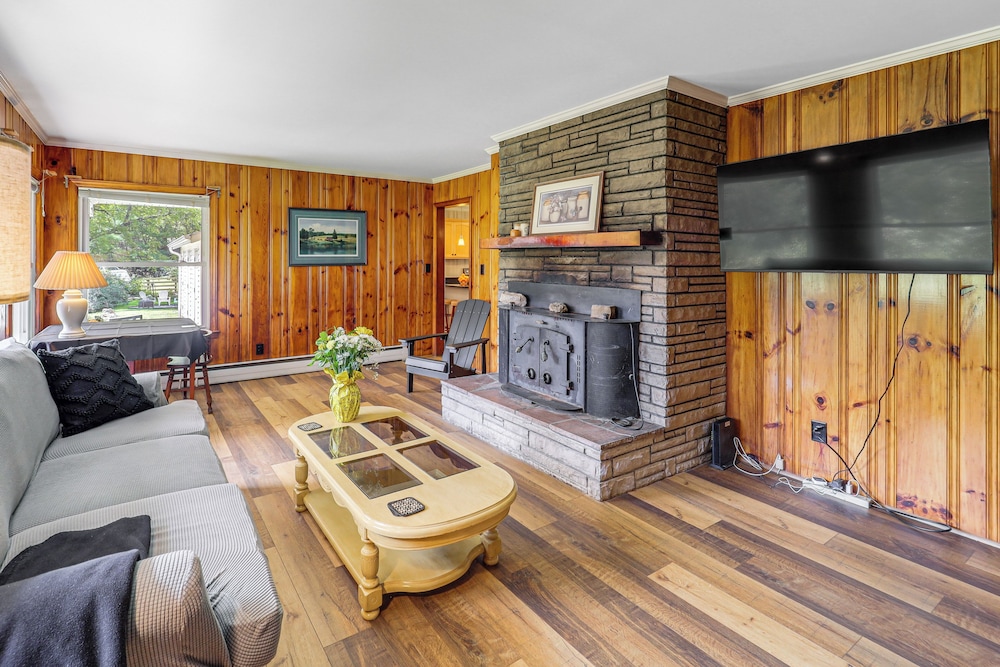 Hike & Leaf Peep! Peaceful Home in Laurel Springs