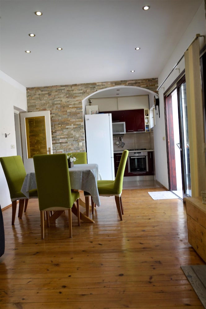 Coastal Apartment - Sleeps 6, Balcony & Parking view 3