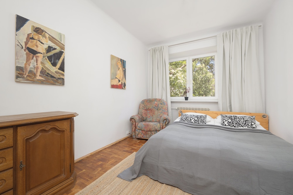 Traditional Warsaw Apartment by Renters