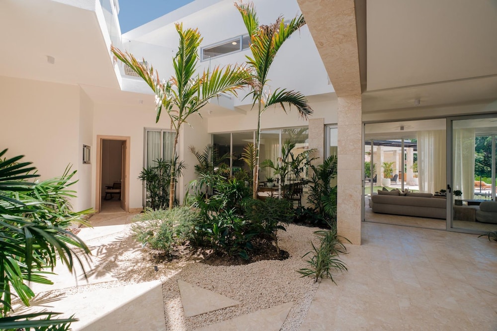 Modern 6 BDR Golf Front Villa in Luxury Beach Resort w Pool and Heated Jacuzziz