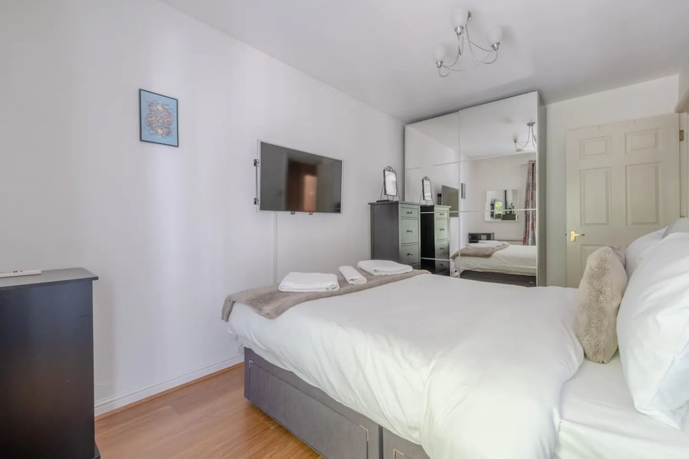 Bright 1 Bedroom Flat in Kensington Olympia