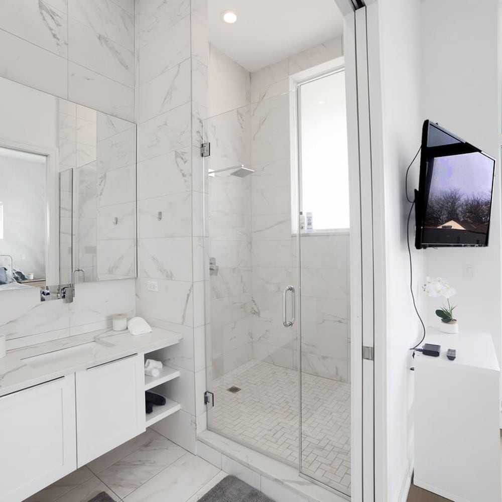 4-bedroom Penthouse w 2 Large Balconies Rooftop