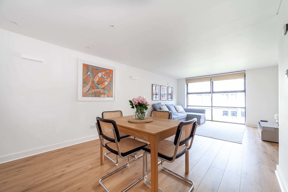 A Stylish Newly Refurbished Flat With City Access