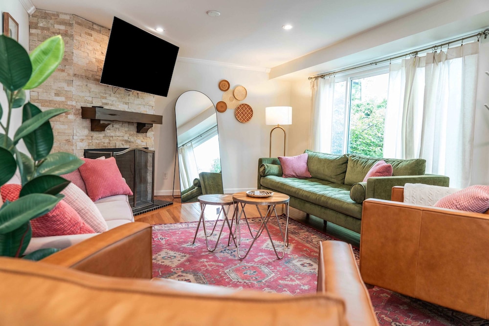 Highway Chalet - Centrally Located to Area Attractions!