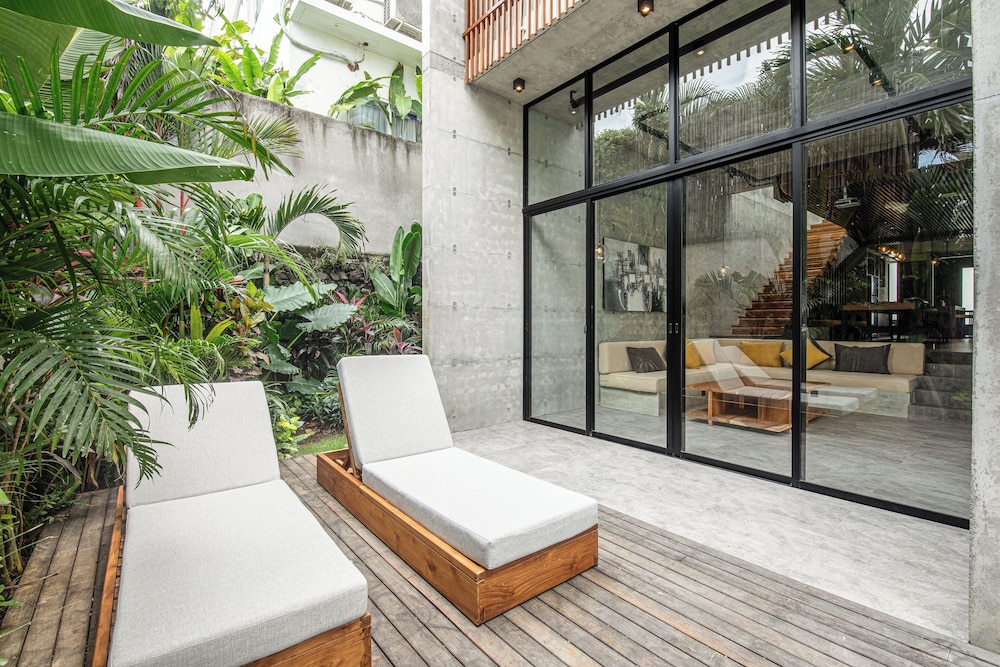 Modern 4BR Canggu Retreat Just 8mins to the Beach