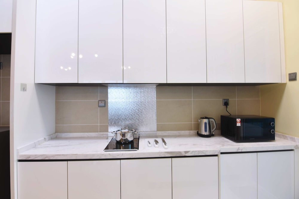Cozy 1BR Suite at Tritower Steps to JB CIQ