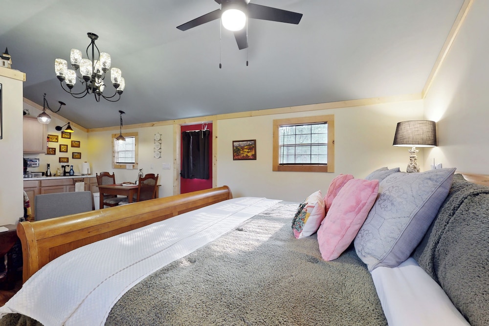 1BR Rustic Cabin w/ Kitchenette, Streaming & Wifi