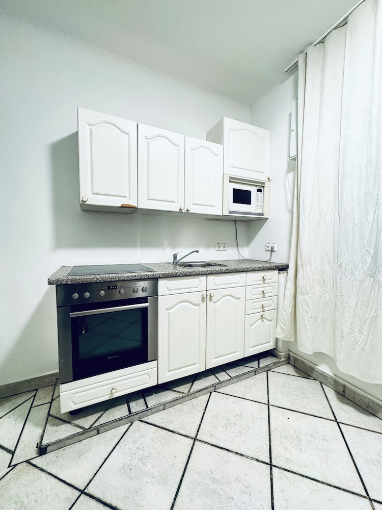 Stylish 3BR Apt Outdoor Space Sleeps 8