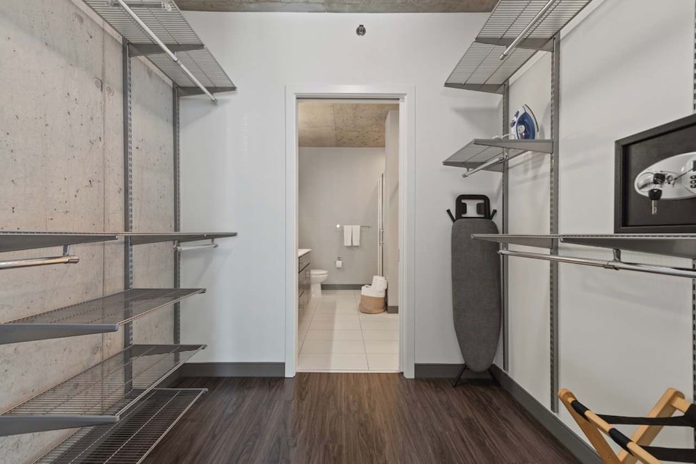 2BR Apt Stunning Views Steps to Michigan Avenue