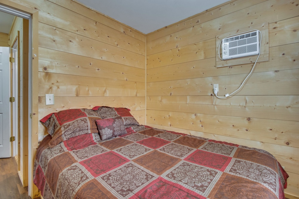 Walk to White River: Mountain View Family Cabin!
