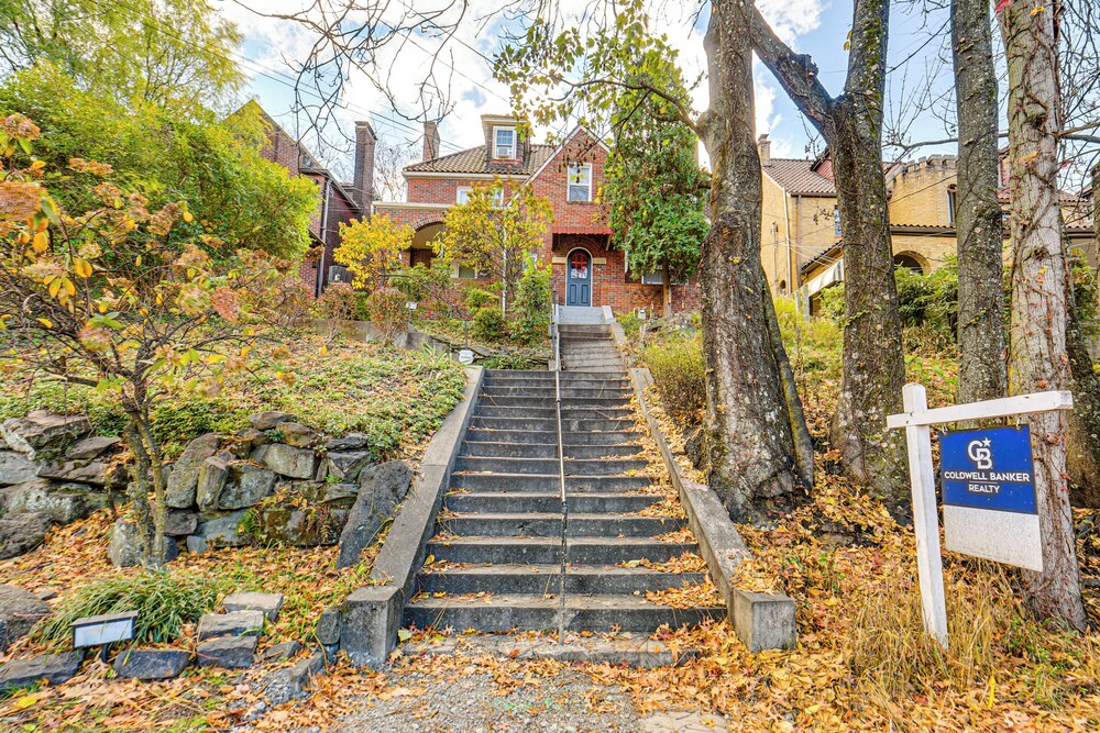 6 Mi to Downtown - Spacious Home in Pittsburgh!