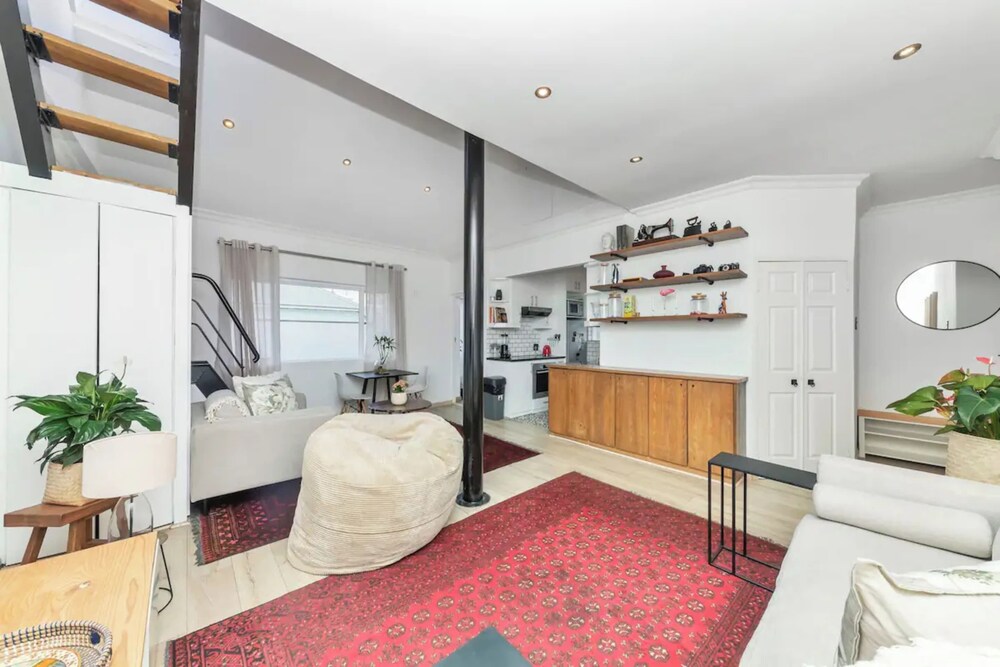Spacious Loft Apartment Facing Table Mountain view 5