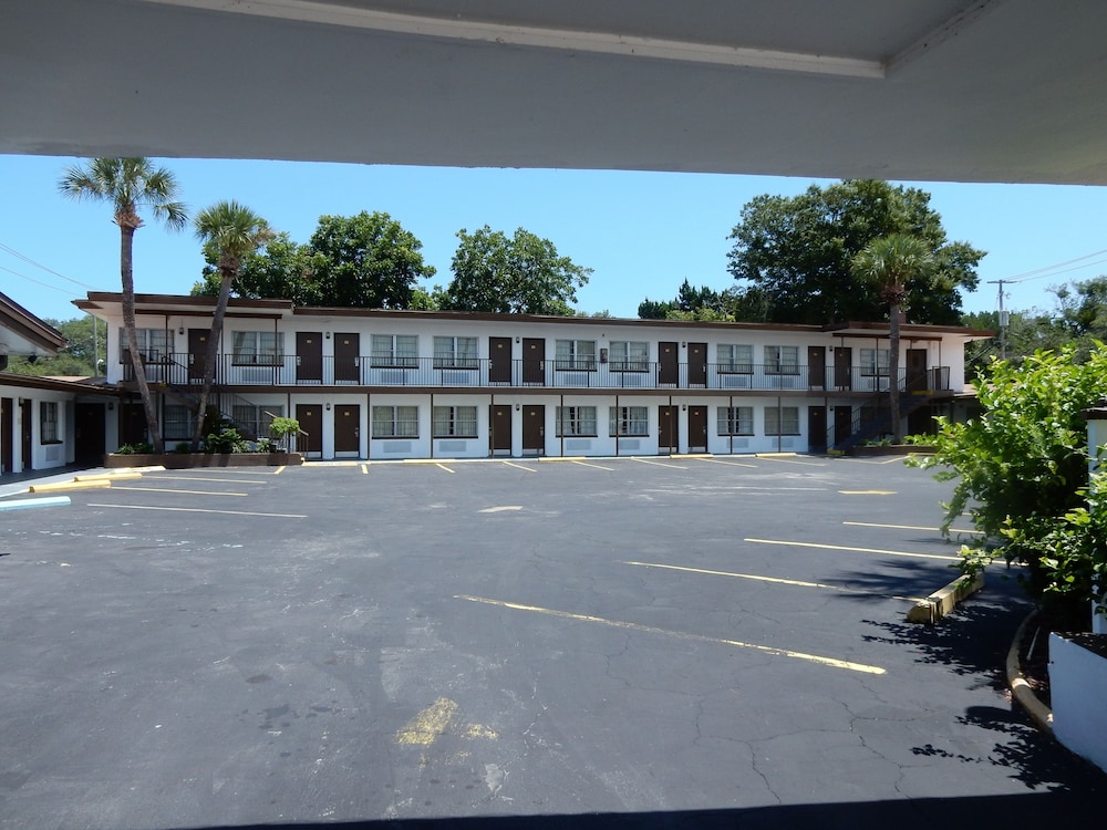 Hotel Sunset Inn - Image 1