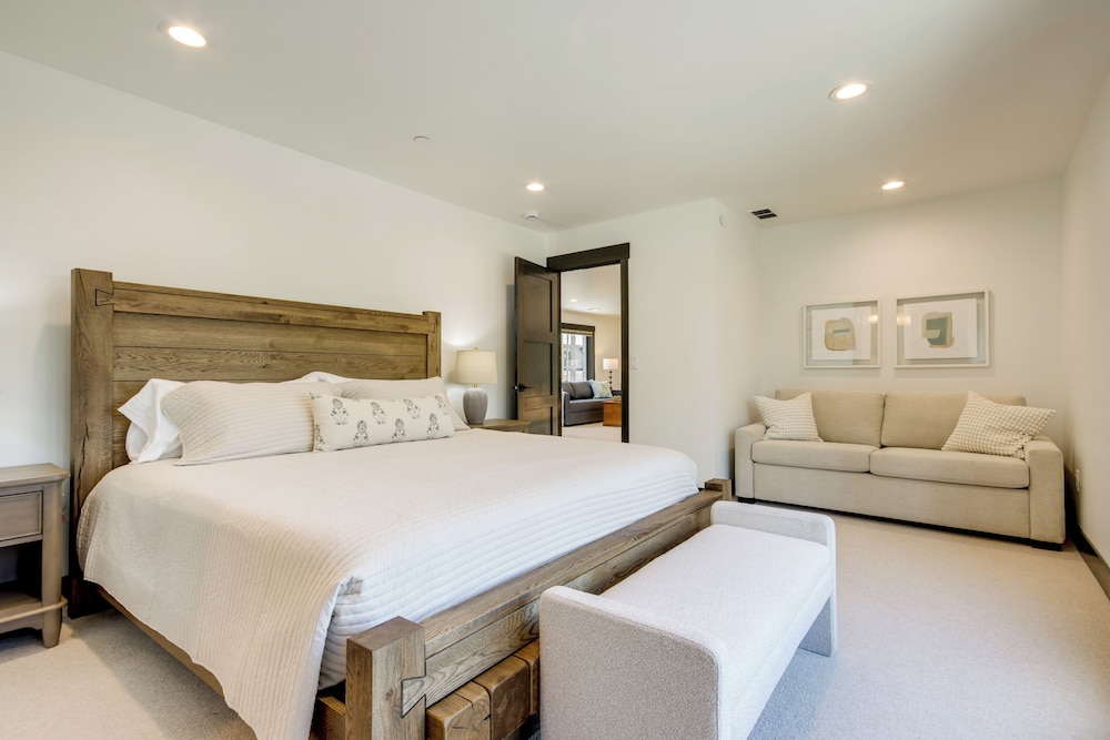 2 Mi to Big Sky Resort: Luxe Mtn-view Retreat!