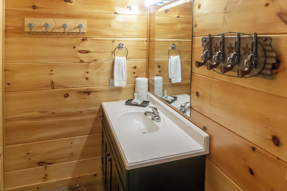 2 BR Pigeon Forge Home w/ Porch & Hot Tub