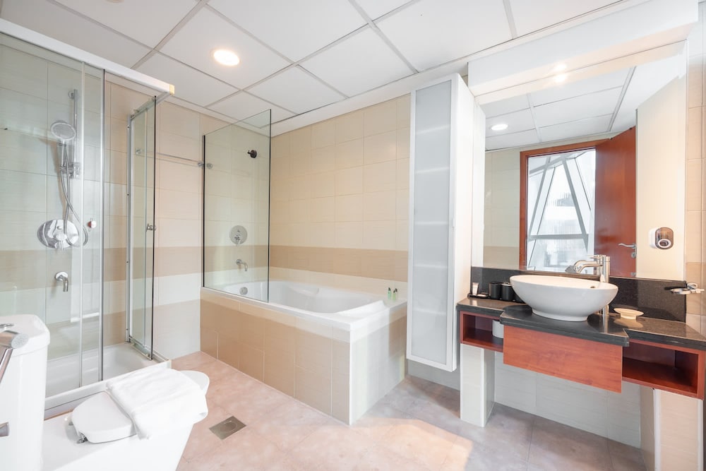 Well-furnished 3 Bedroom in Park Towers Difc