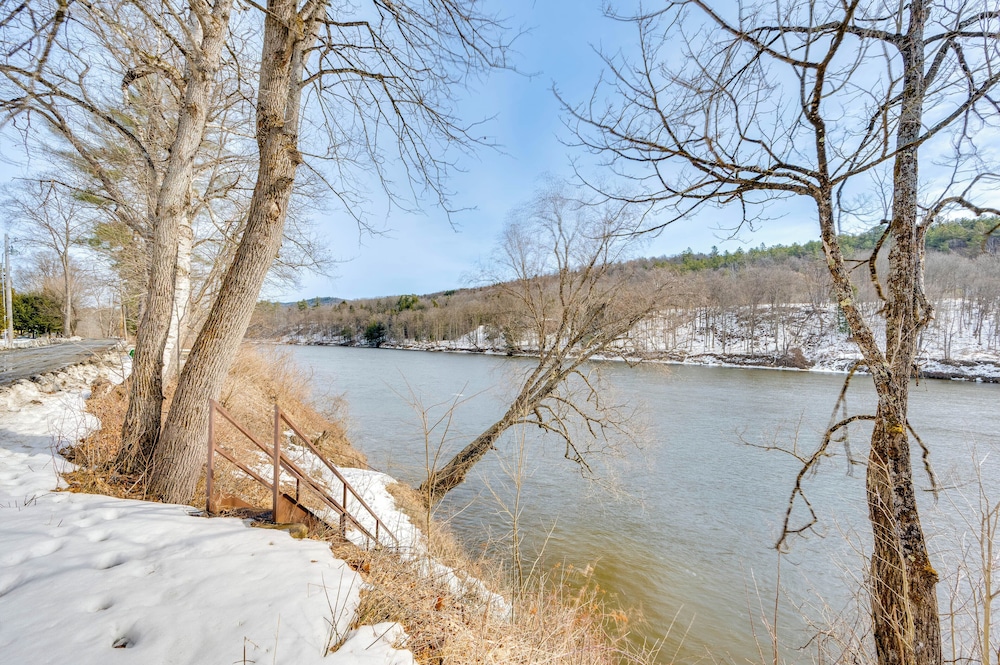 Hike, Fish & Boat: Waterfront Cabin in Ryegate!