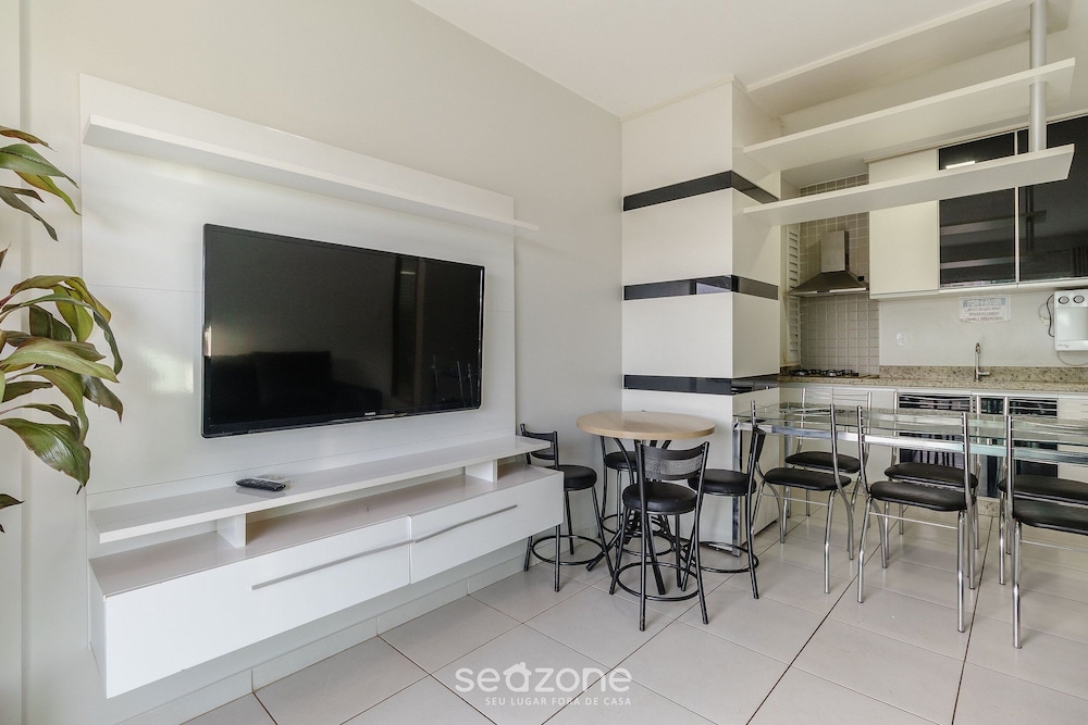 2 B Apt in Building W/pool Near Downtown Acm0865