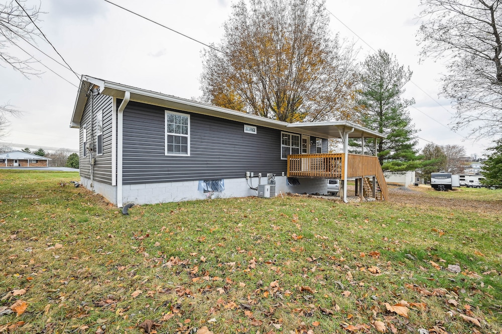 Vine Grove Home w/ Deck, 4 Mi to Saunders Springs! view 3