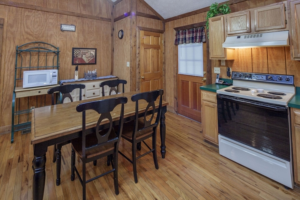 Er31 - Grandma And Granpaws Place - Great Location - Close To Parkway In Pf 2 Bedroom Cabin by RedAwning view 2