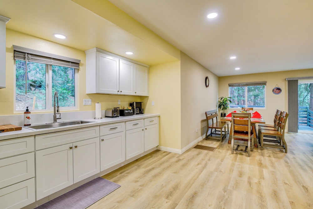 4 Mi to Lake Arrowhead: Cabin w/ Grill & Deck!