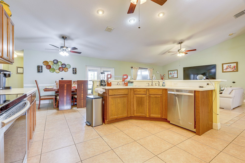 Screened Patio & Hot Tub: Port St Lucie Home!