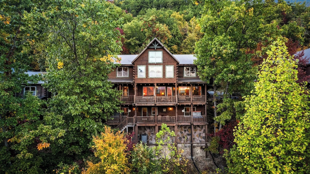 56-guest Retreat Panoramic Views, Hot Tubs, Game Room & Theater Seasonal Outdoor Pool Near Dollywood, Gatlinburg