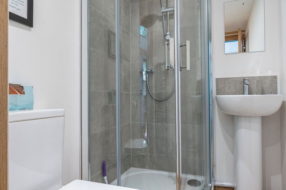 Woodland Cabin Retreat in Alfriston - hot tub