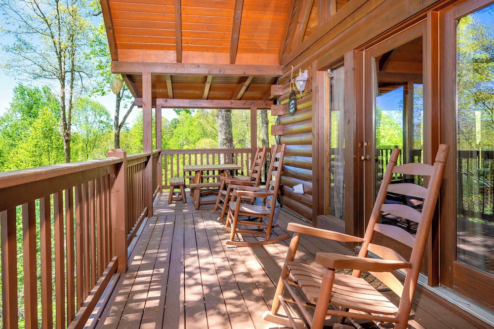 Hot Tub & Game Room: Log Cabin 2 Mi to Ripleys!