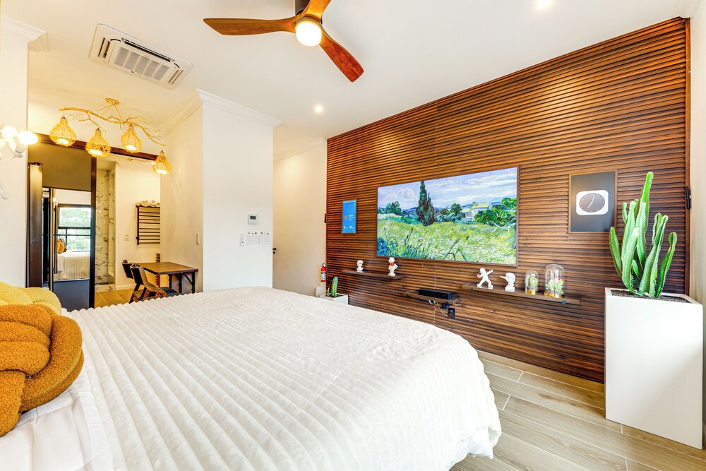 4 Mi to Beach: Modern Condo in Wilton Manors