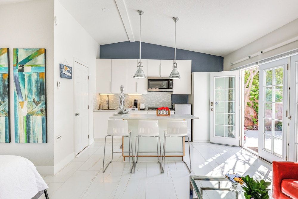 Golf, Shop & Hike: Sleek Rancho Mirage Studio