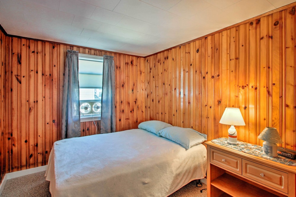 Cozy Hampton Cottage - Walk to Beaches & Marina!