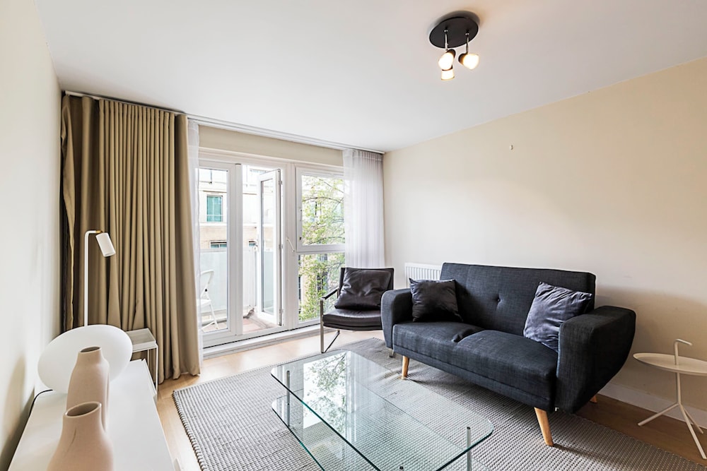 Sunny Belgravia Apartment With a Balcony view 3