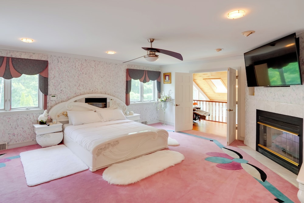 Luxury Mansion Rental w/ Rec Room in Niskayuna!