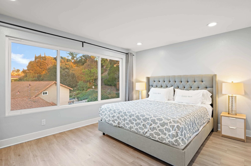 Luxury Hilltop Stay Pool Views Sleeps Many